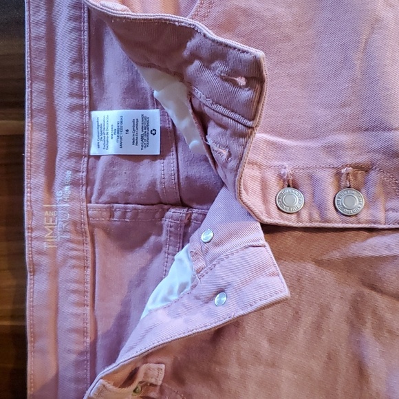 Shorts - Picture 2 of 3